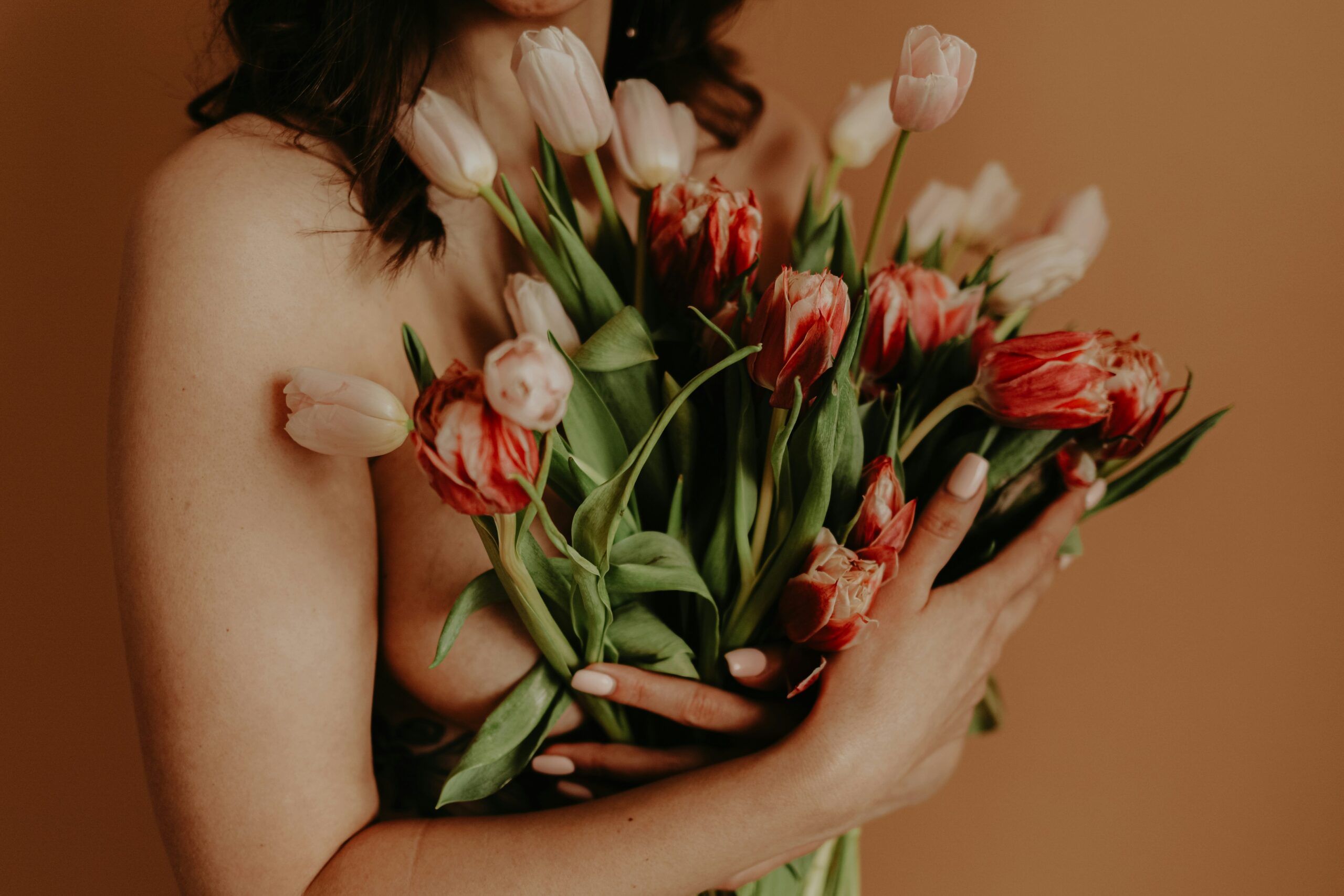 Imagen realizada por Daria Gordova de una mujer sujetando un ramo de flores, porque el deseo sexual femenino es como las flores